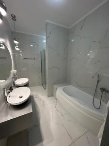 Kúpeľňa v ubytovaní Krioneri Suites Parga