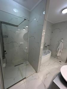Kúpeľňa v ubytovaní Krioneri Suites Parga