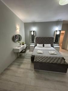 Posteľ alebo postele v izbe v ubytovaní Krioneri Suites Parga