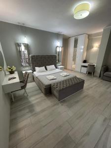 Posteľ alebo postele v izbe v ubytovaní Krioneri Suites Parga