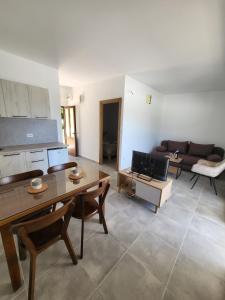 a living room with a table and a couch at Arabela Bungalovi in Utjeha