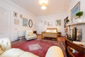 salon z białymi meblami i kominkiem w obiekcie Sheen's House w Edynburgu