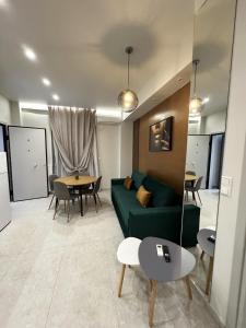 een woonkamer met een groene bank en een tafel bij Smart Lux Apartment A in Athene
