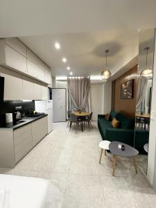een woonkamer met een groene bank en een tafel bij Smart Lux Apartment A in Athene