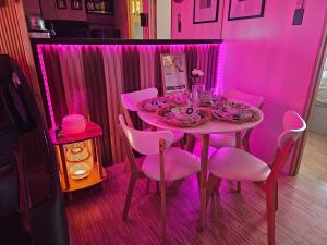 Fotografie z fotogalerie ubytování Dlighful Pad's MassageChair FreeParking Bar Park Garden v destinaci Manila