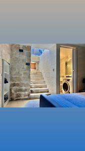 une chambre avec un escalier et une chambre avec un lit dans l'établissement luxery birgu apartment, à Il-Birgu