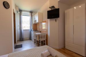 a small room with a bed and a kitchen at Villa Violić in Zaton