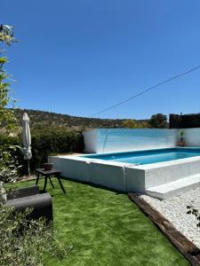 Bazén v ubytování Huerta Del Pasil (Casa Entera) nebo v jeho okolí