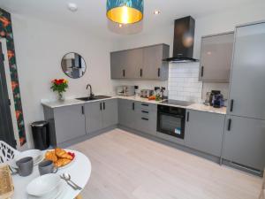 Η κουζίνα ή μικρή κουζίνα στο Apt 6 Hunter's Quay +13 φωτογραφίες