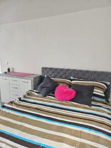 Ein Bett oder Betten in einem Zimmer der Unterkunft MM apartman