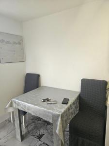 Ein Sitzbereich in der Unterkunft MM apartman