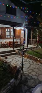 una casa con un patio de piedra por la noche en Villa Ioannis, en Skala Sotiros