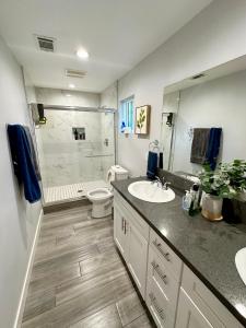 uma casa de banho com um lavatório, um WC e um chuveiro em Vibe Hostel em Los Angeles