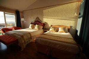 pokój hotelowy z 2 łóżkami i oknem w obiekcie Hotel La Roche Pleureuse w mieście L'Isle-aux-Coudres