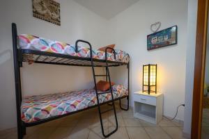 Ένα ή περισσότερα κρεβάτια σε δωμάτιο στο Residenza Grecale villetta con veranda vicino al paese
