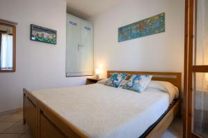a small bedroom with a bed with at Residenza Grecale, con veranda, in zona residenziale tranquilla, a due passi dal paese in Stintino