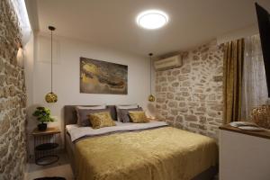 Postel nebo postele na pokoji v ubytování Apartman in Centar Studio MOZZIRA Free breakfast