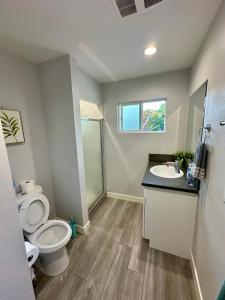 een badkamer met een toilet en een wastafel bij Chill Hostel in Los Angeles
