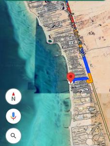 a map of the shoreline with a red dot at إطلالة مباشرة على البحر شاليه فندقي مكيف بحديقة خاصة راس سدر in Ras Sedr