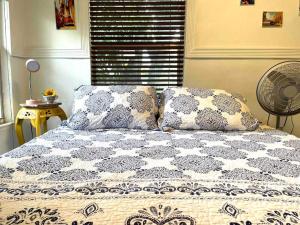 Säng eller sängar i ett rum på Cozy Room in the Heart of Little Havana -3V
