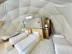 Postel nebo postele na pokoji v ubytování Cuzy bubbel luxury