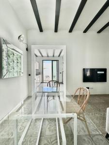 a dining room with a glass table and chairs at Piso con patio,mascotas aptas in Alcalá de Guadaira +14 photos