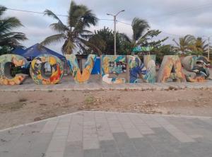 Un signe qui dit lent écrit dans des graffitis dans l'établissement Apartamento Completo Amoblado Thomy - 700 metros del Mar - Coveñas, à Coveñas