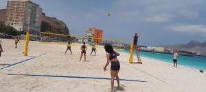 eine Gruppe von Menschen, die Volleyball am Strand spielen in der Unterkunft Laginha Beach Guest House in Mindelo