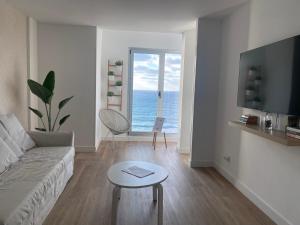 een woonkamer met een bank en een tafel bij El Rincón de Valentina 4B in Las Palmas de Gran Canaria