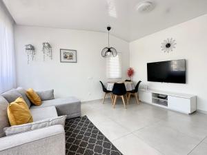 uma sala de estar com um sofá e uma televisão de ecrã plano em Fantastic vacation by the ocean em Playa de las Americas