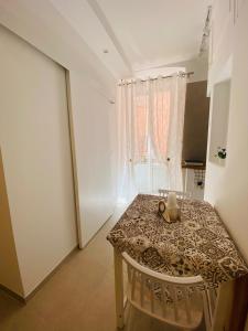 a dining room with a table and a window at Bell'Arè in Barletta