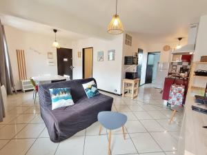 salon z kanapą i stołem w obiekcie Le Louchonnais, T2, wifi, 4 personnes w mieście Luchon