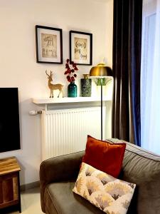 een woonkamer met een bank en een lamp bij Disney Ratatouille Paris 5mn park & Val d'Europe in Chessy