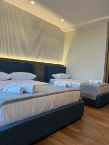 Postel nebo postele na pokoji v ubytování North Alb Hotel
