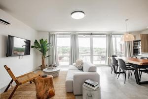 普拉纳维瑙Playa Venao Condo Apartment A32 at BlueVenao的客厅里有一张白色的沙发和一张桌子