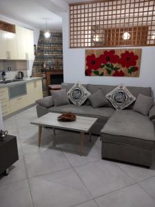 ein Wohnzimmer mit einem Sofa und einem Couchtisch in der Unterkunft villa Heljos apartaments in Vlorë