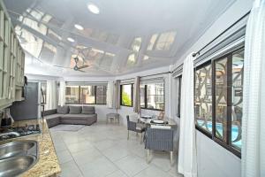 苏莎亚Apartment Center of Sosua ,Remote Worker place Fast Wifi的带沙发和桌子的客厅