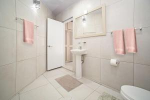 苏莎亚Apartment Center of Sosua ,Remote Worker place Fast Wifi的带水槽和马桶的白色浴室