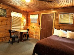 Postel nebo postele na pokoji v ubytování Yellowstone Cabins and RV