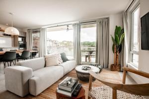 普拉纳维瑙Blue Venao CONDO APARTMENT B21的客厅里有一张沙发和一张桌子。