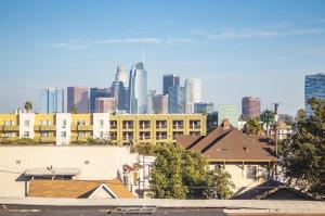 een uitzicht op de skyline van de stad met hoge gebouwen bij Ktown Homestay in Los Angeles