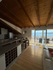 cocina y sala de estar con vistas al océano en Apartment MORE Island Vis, en Vis
