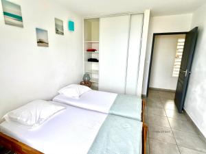 Un dormitorio con dos camas en una habitación. en Villa Tropical Quintet, en Deshaies 8 fotos más