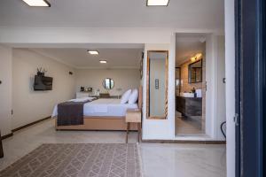 Rúm í herbergi á Select Cunda Guest House - Sea View Room with Private Veranda in Cunda Island