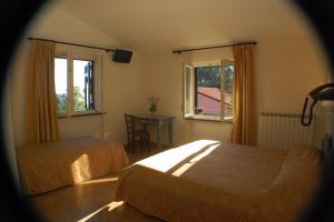 En eller flere senger på et rom på La Rossola Resort & Natura