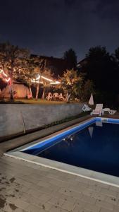 uma piscina à noite com luzes de fundo em Tent Camping em Saraievo