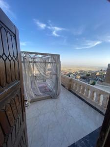 Camera con baldacchino e balcone con vista. di ROYAL HİSTORY HOTEL & RESORT a Mardin