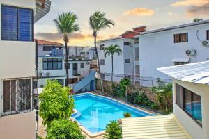 um apartamento com piscina e palmeiras em One Bedroom Apartment Center of Sosua Fast WIFI em Sosúa