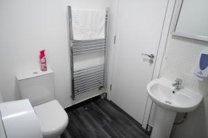Digbeth Aparthotel的一间浴室