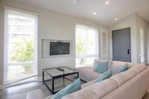 een woonkamer met een witte bank en een tv bij Villa #1 - Blue Venao, Playa Venao in Playa Venao